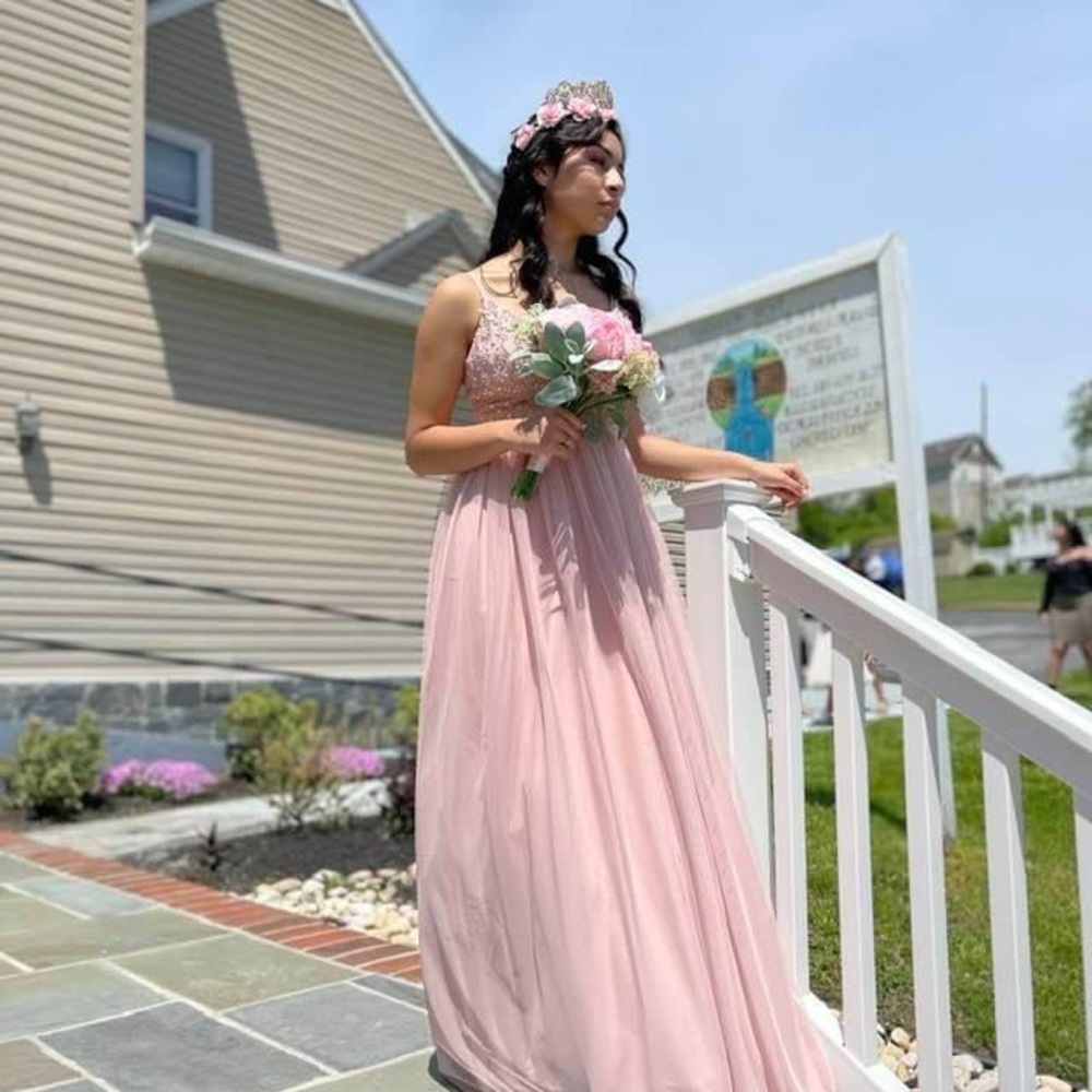 Prom dress (used as quinceañera ) really beautiful .